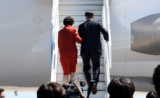 주요 7개국(G7) 정상회의에 참석했던 문재인 대통령과 김정숙 여사가 13일 오후(현지시간) 영국 콘월 뉴키 공항에서 공군1호기에 오르고 있다. 연합뉴스.